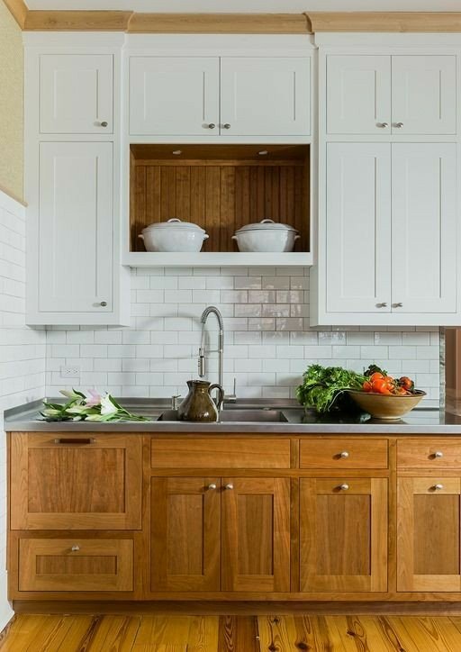 دکوراسیون آشپزخانه کلاسیک دو رنگ چوب و کلاسیک