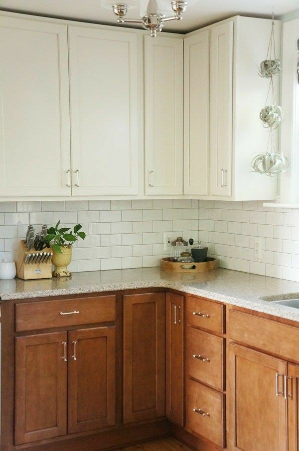 دکوراسیون آشپزخانه کلاسیک دو رنگ چوب و کلاسیک