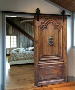 درب های آنتیک سبک کلاسیک قدیمی , درب تمام چوب سنتی , درب روستیک , درب ساخته شده از تیر و تخته و الوار