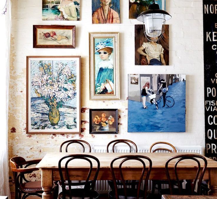دکوراسیون داخلی منحصر به فرد، اتاق ناهار خوری عروسی vintage با میز چوبی و گالری دیواری،