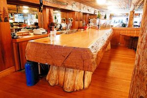 میز رستوران ساخته شده از تنه درخت به سبک روستیک 