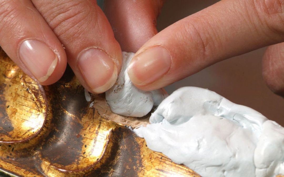 مرمت اثار هنری تزئین شده با ورق طلا