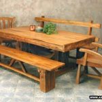 نیمکت و میز چوبی