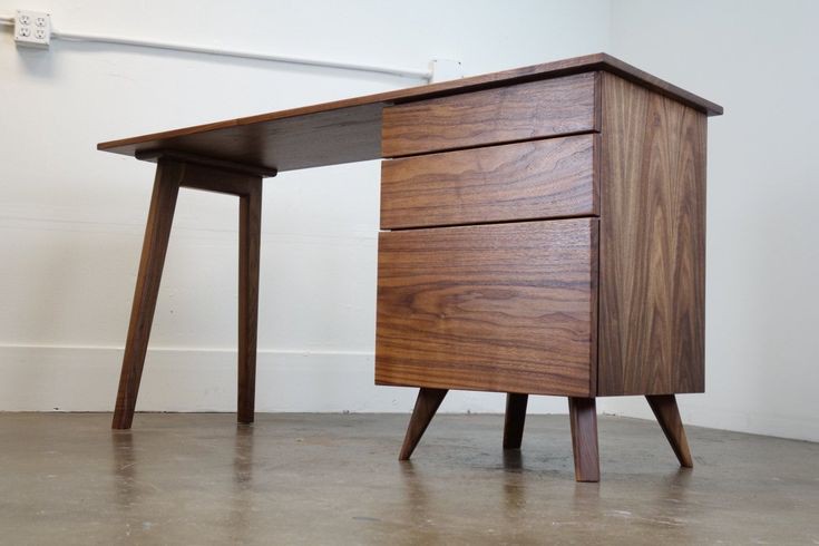 مدل میز و کتابخانه چوبی ساخته شده در صنایع چوب فن و هنر