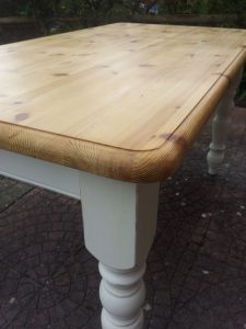 رنگ کاری چوب و میز چوبی 