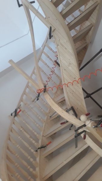 نمونه کار پله چوبی قوس دار، اجرای نرده و کف پله چوبی 