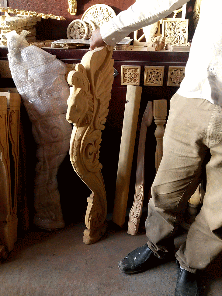 ایستگاه پله تندیس شیر وحشی منبت شده با چوب راش