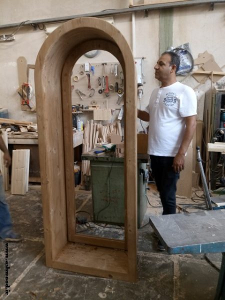 پنجره قوس دار ساخته شده از چوب ترمووود , آقای اعتصامی خیابان ایران