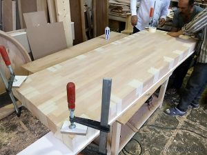 صفحه میز بار ساخته شده از پانل فینگر جوینت چوب راش