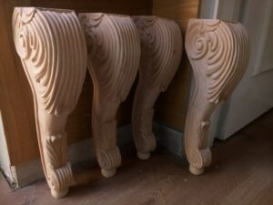 پایه میز تحریر کلاسیک از چوب راش که توسط هنرمندان منبت کار , منبت کاری شده