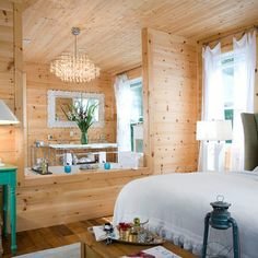 لمبه و دیوارکوب چوب کاج مناسب اتاق خواب