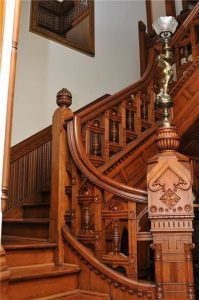 اجرای نرده چوبی پله دوبلکس پیچ ، نصب نرده پله قوس دار ، اجرای پله چوبی