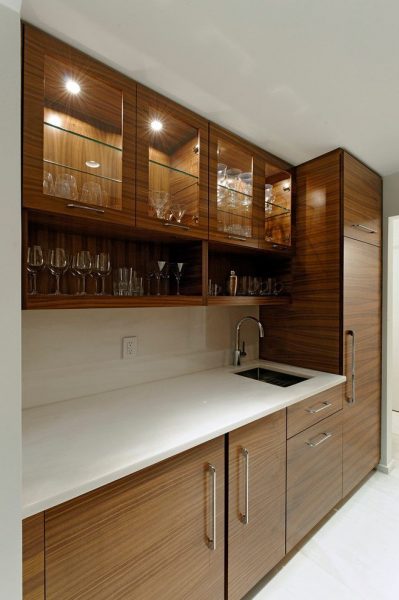 ایده جالب برای طراحی کابینت آشپزخانه با یک قفسه و ویترین با درب شیشه ای 
