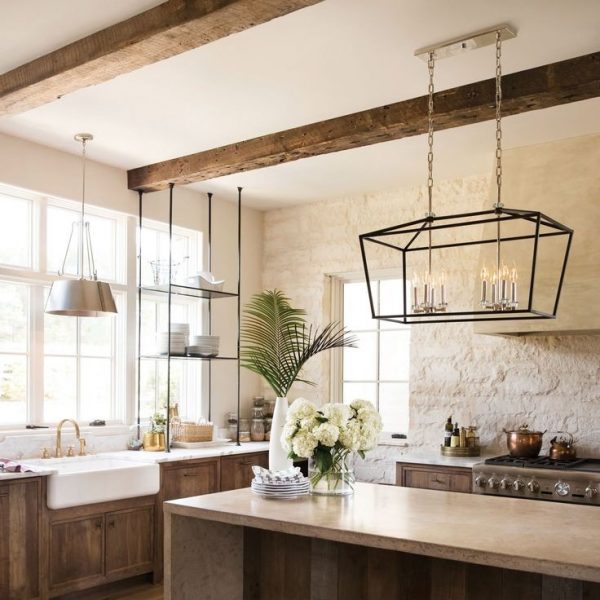 سقف آشپزخانه با تیر چوبی ، کابینت با درب تمام چوب روستیک و جزیره با صفحه سنگ مصنوعی