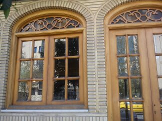 پنجره و درب سنتی با نقوش اسلیمی