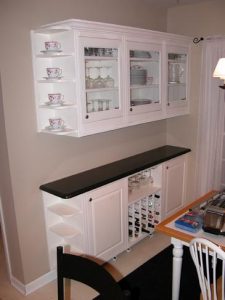 دکوراسیون بی همتای کابینت تمام چوب آشپزخانه ،کابینت های گلاس آشپزخانه با رنگ سفید و نقره ای و سفید قهوه ای، کابینت های کلاسیک سفید رنگ با رویه های مات، برای کابینت آشپزخانه