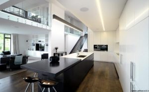 ادغام آشپزخانه با پذیرایی در کنار پلکان و اتاق نشیمن در یک سازه دوبلکس که آشپزخانه میتواند محور یا مرکزیت داشته باشد