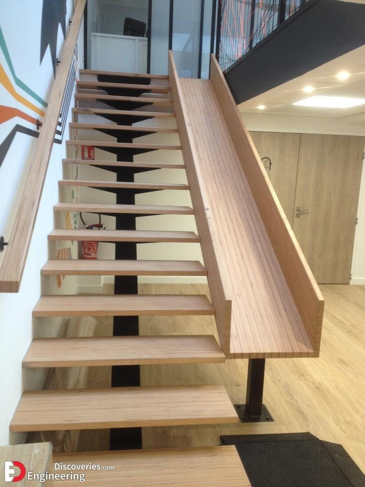 پله مدرن با کف پله چوبی