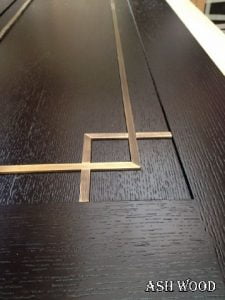 خطوط و نقوش روی درب با منبت یا فلزات تزئینی 