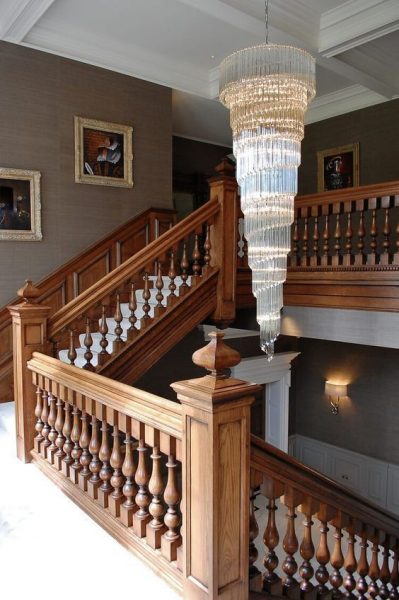 نرده چوبی سبک مدرن در پله چوبی جالب و زیبا