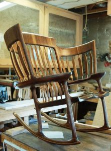 صندلیهای چوبی دسته دار