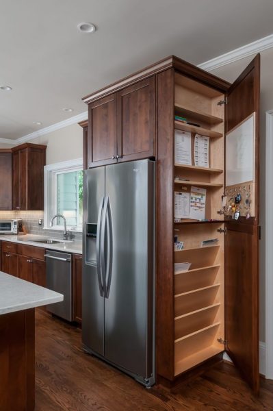 طراحی جالب ویترین و کابینت بالای یخچال در دکوراسیون آشپزخانه 