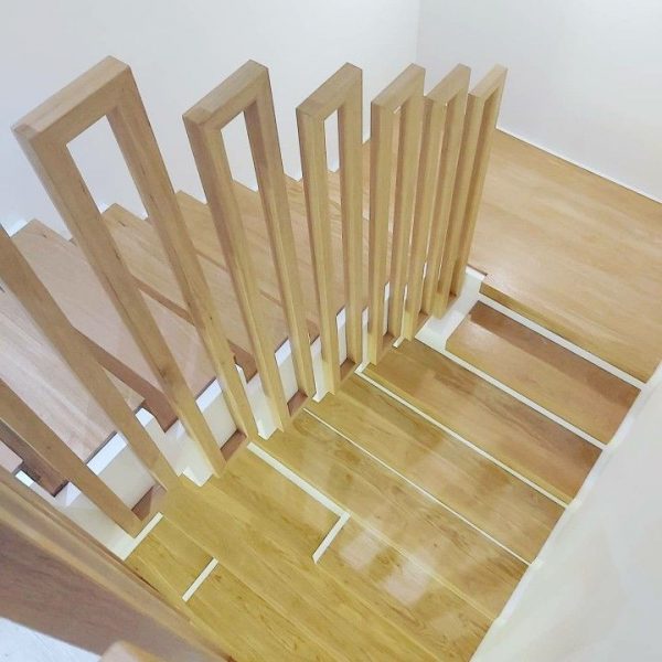 ایده نرده چوبی پله بصورت یک قاب تکرار شده 