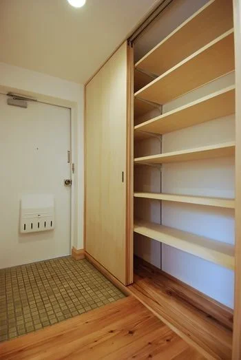 اجرای کمد دیواری با درب ریلی چوبی 