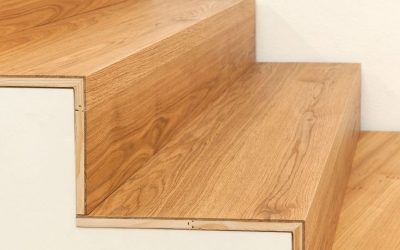 چوب سخت در مقابل چوب نرم: کدام یک برای قطعات پله چوبی شما بهتر است؟