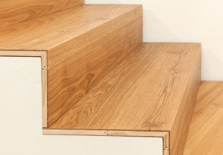 چوب سخت در مقابل چوب نرم: کدام یک برای قطعات پله چوبی شما بهتر است؟