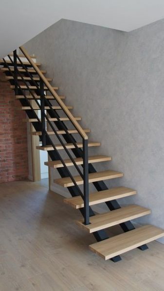 پله های مدرن و جالب با کف چوبی و نرده و دست انداز