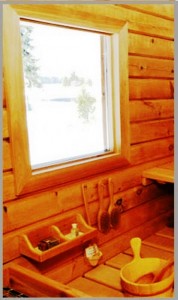 لوازم چوبی و دکوری سونای خشک فنلاندی در کنار پنجره ای چوبی