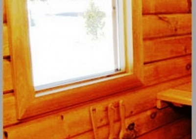 لوازم چوبی و دکوری سونای خشک فنلاندی در کنار پنجره ای چوبی