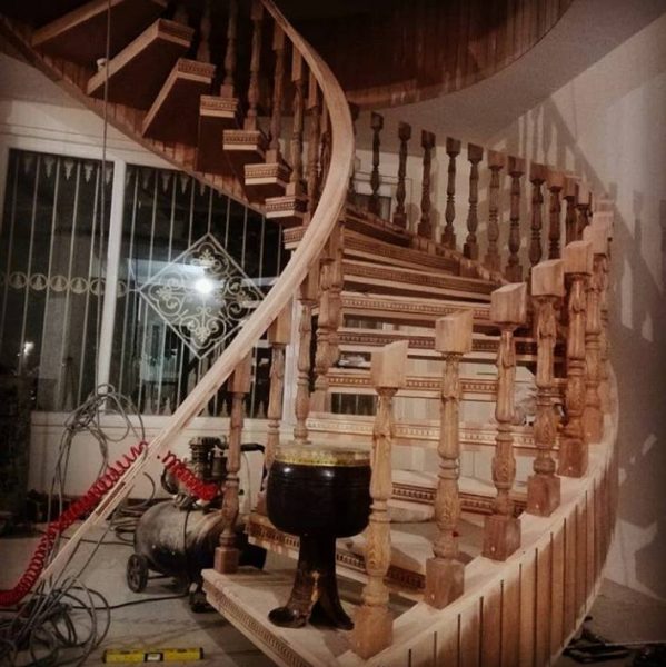 پله چوبی دوبلکس سفارشی با چوب راش، ساخت پله پیچ