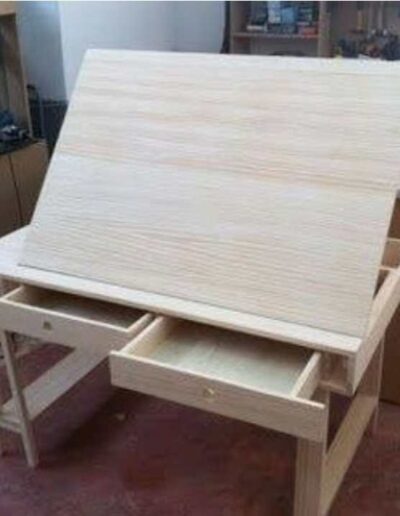 میز تحریر چوبی با صفحه قابل تنظیم