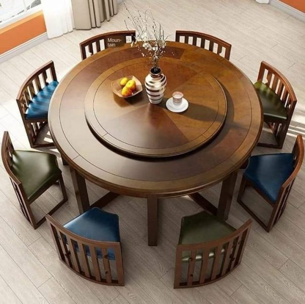 میز گرد چوبی با صندلی های مخصوص و نیم گرد چوبی