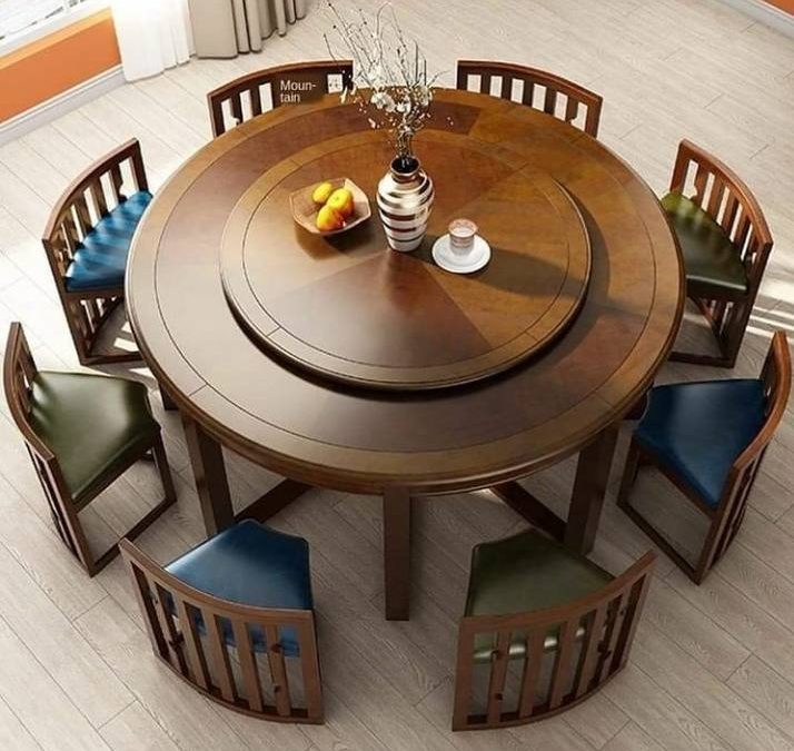 میز گرد چوبی با صندلی های مخصوص و نیم گرد چوبی