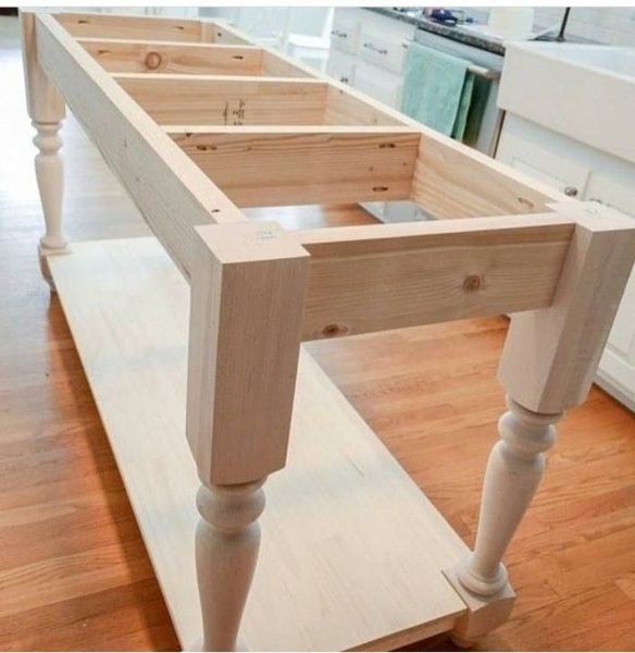 میز چوبی با پایه خراطی