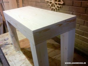 میز چوبی ساده و محکم