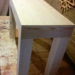 میز چوبی ساده و محکم
