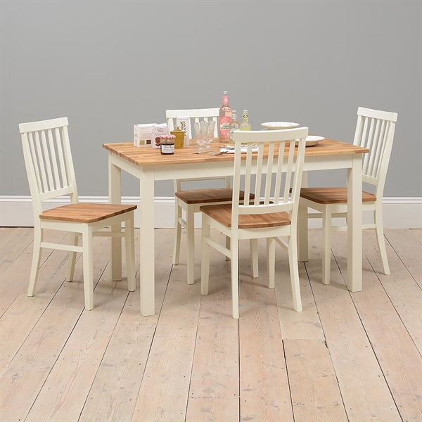 میز و صندلی چوب بلوط به رنگ بلوط خود رنگ و تکیه گاه صندلی به رنگ سفید خامه ای