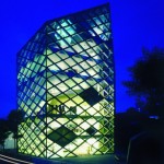 دکوراسیون خارجی نمای یک ساختمان مدرن شیشه ای