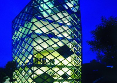دکوراسیون خارجی نمای یک ساختمان مدرن شیشه ای