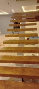 اجرای کف پله چوبی پروژه خارج از تهران ، کف پله پلای وود افرا ، براورد قیمت انواع کف پله چوبی