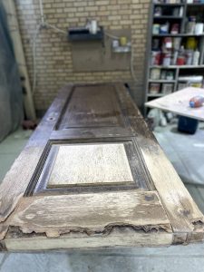 تعمیر رنگ درب و بخش های پوسیده انواع درب چوبی