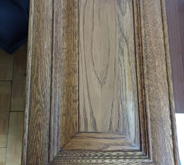درب کابینت چوب بلوط: زیبایی، دوام و گرما برای آشپزخانه شما