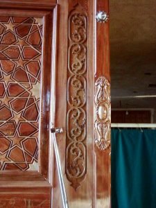 درب گره چینی اثر استاد چکشی ، هنر گره چینی ، سازنده انواع درب و پنجره سنتی