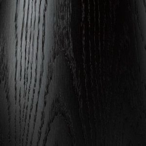 استفاده از چوب و روکش بلوط با رنگ مشکی مات در دکوراسیون داخلی، انتخابی هوشمندانه برای خلق فضایی مدرن، شیک و در عین حال گرم و صمیمی است. این ترکیب رنگی با ایجاد کنتراست بین تیرگی مشکی و گرمی چوب، جلوه‌ای خاص و چشم نواز به محیط می‌بخشد.