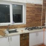 دیوار آشپزخانه ، دیوارکوب بین کابینتی چوب کاج روستیک