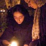 مادر و دختر ایرانی در تهران که در حال روشن کردن شمع به یاد کشته‌شدگان حملات ۱۱ سپتامبر هستند.